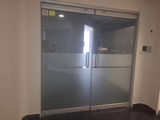 Vendo oficina en Marbella con divisiones!!!