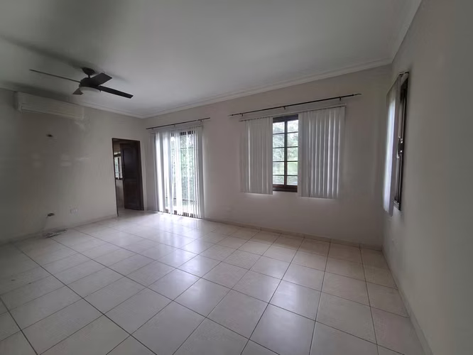 Alquilo casa en Camino de Cruces L/Bl. US$. 4,500.00