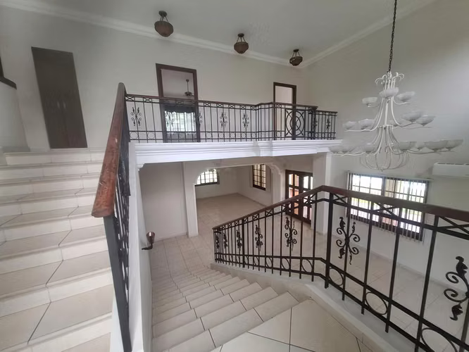 Alquilo casa en Camino de Cruces L/Bl. US$. 4,500.00