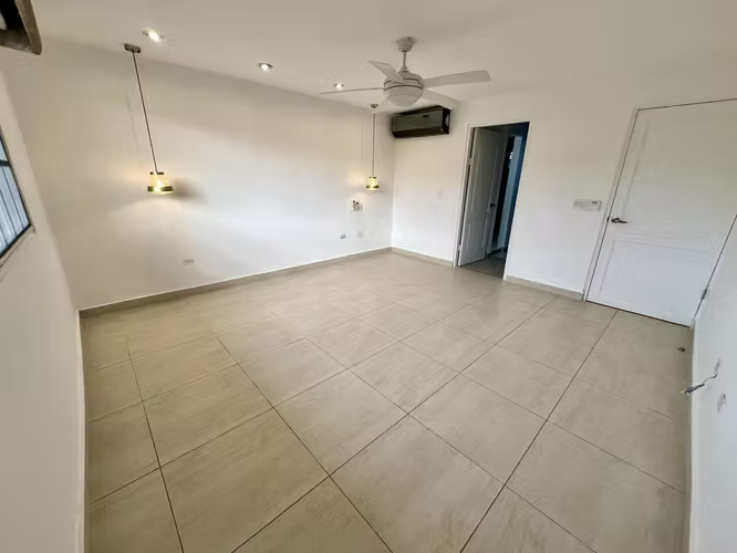 Se vende casa en Condado del Rey, Dorado Lake