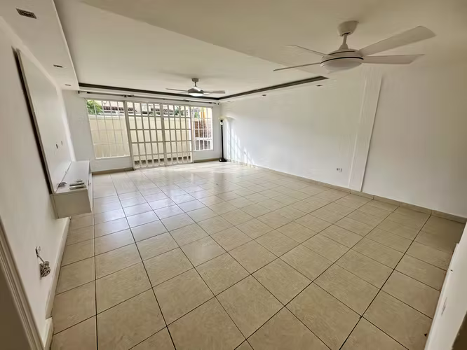 Se vende casa en Condado del Rey, Dorado Lake