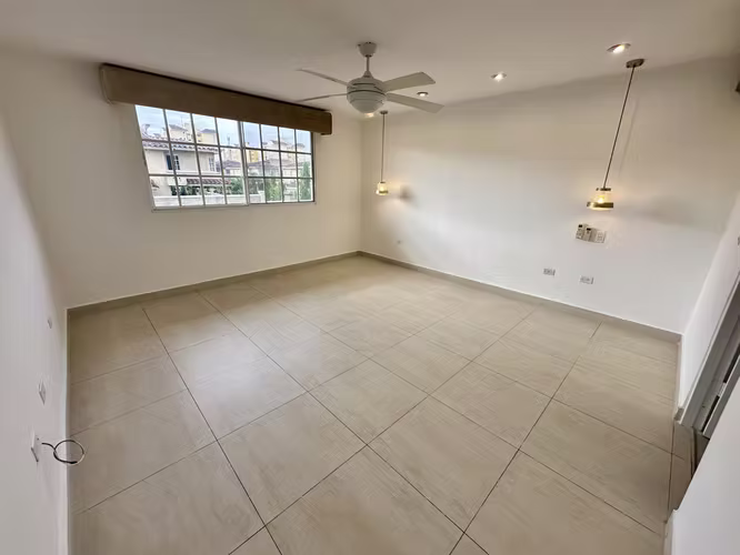 Se vende casa en Condado del Rey, Dorado Lake