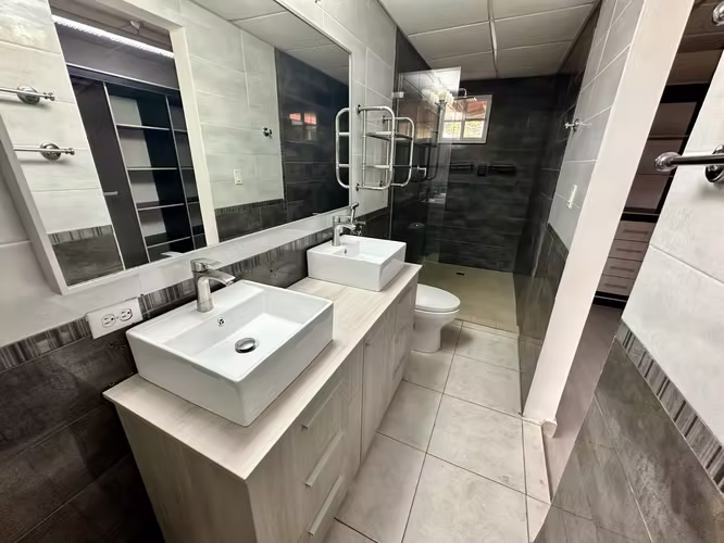 Se vende casa en Condado del Rey, Dorado Lake