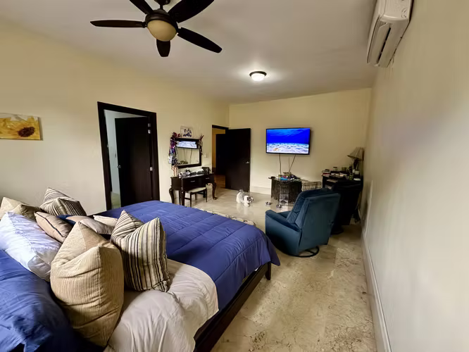 Se vende casa unifamiliar con patio en El Carmen, Herbruger