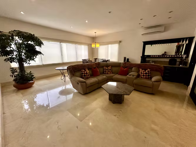 Se vende casa unifamiliar con patio en El Carmen, Herbruger