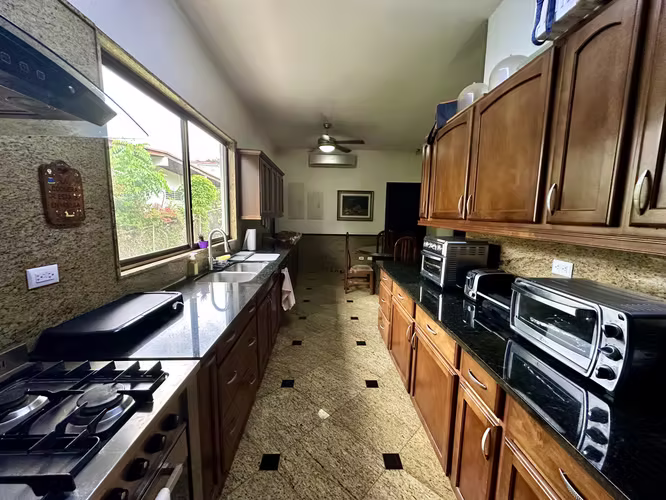 Se vende casa unifamiliar con patio en El Carmen, Herbruger