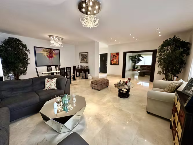 Se vende casa unifamiliar con patio en El Carmen, Herbruger