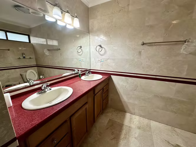Se vende casa unifamiliar con patio en El Carmen, Herbruger