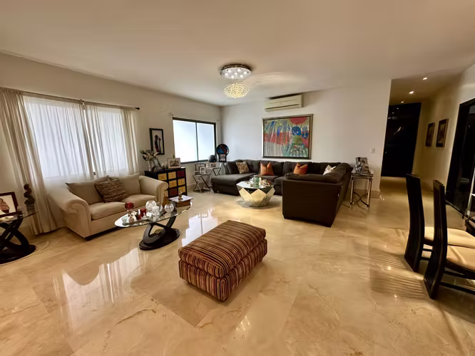 Se vende casa unifamiliar con patio en El Carmen, Herbruger