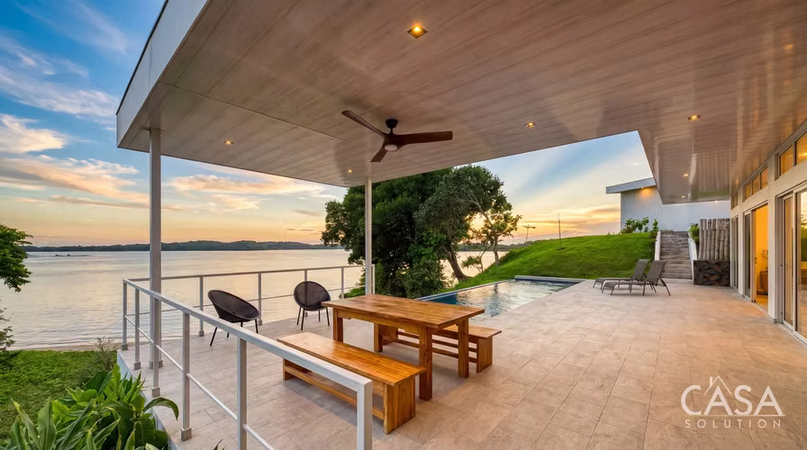 Fascinante Casa Frente al Mar con Casita en Hermosa Bay, Boca Chica, Chiriquí