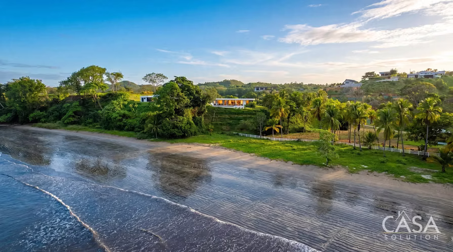 Fascinante Casa Frente al Mar con Casita en Hermosa Bay, Boca Chica, Chiriquí