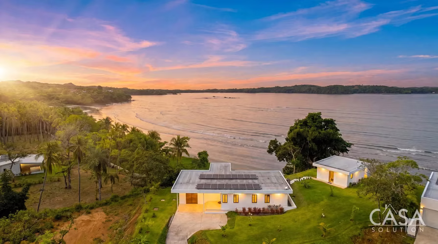 Fascinante Casa Frente al Mar con Casita en Hermosa Bay, Boca Chica, Chiriquí