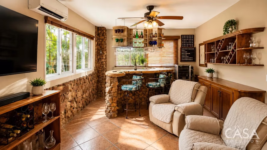 Casa con Piscina y Casa de Huéspedes en Venta en Coronado Golf Club