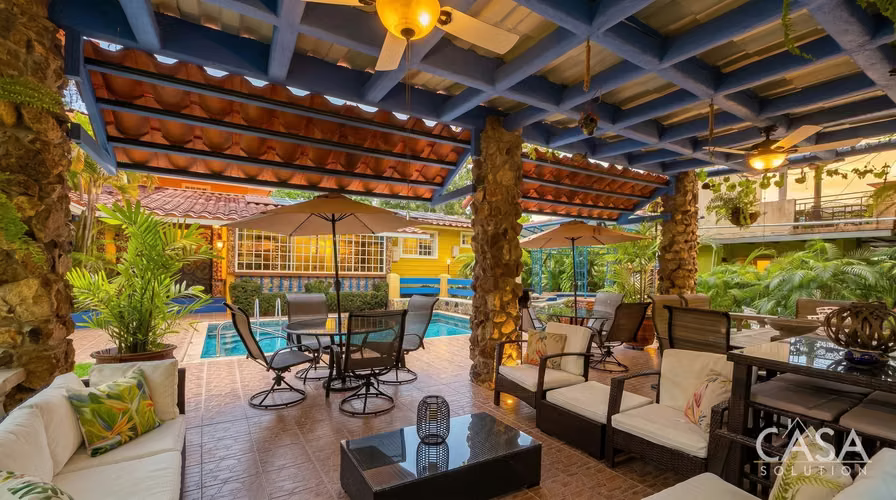 Casa con Piscina y Casa de Huéspedes en Venta en Coronado Golf Club