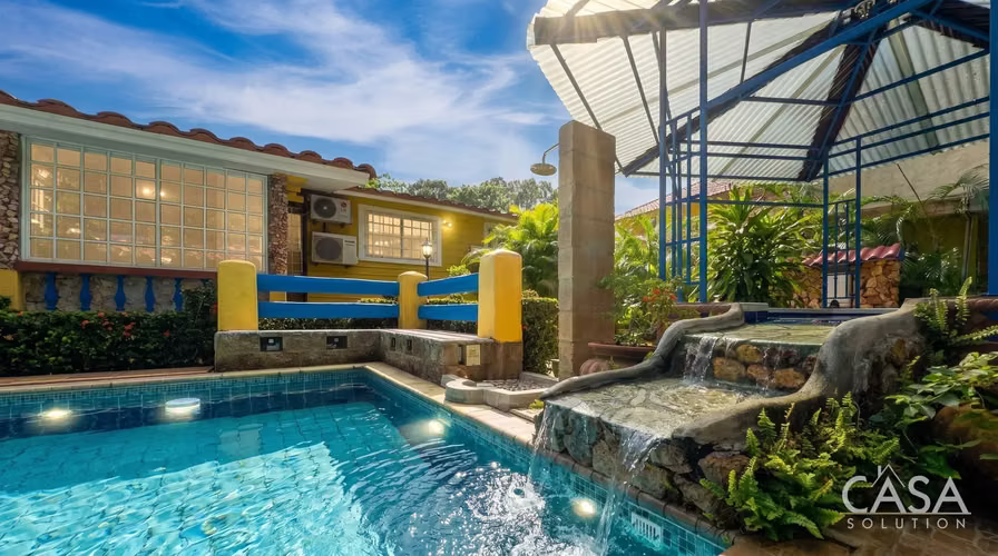 Casa con Piscina y Casa de Huéspedes en Venta en Coronado Golf Club