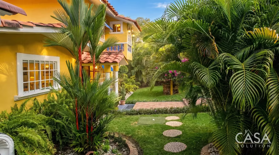 Casa con Piscina y Casa de Huéspedes en Venta en Coronado Golf Club