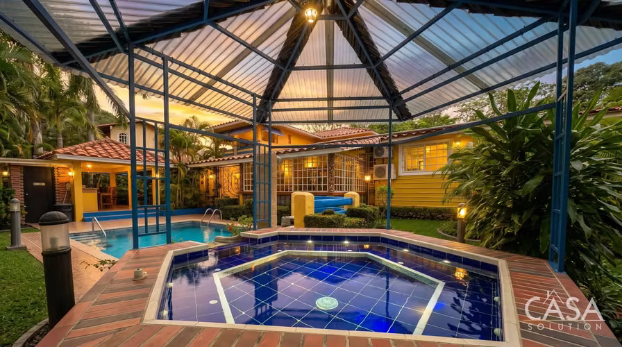 Casa con Piscina y Casa de Huéspedes en Venta en Coronado Golf Club
