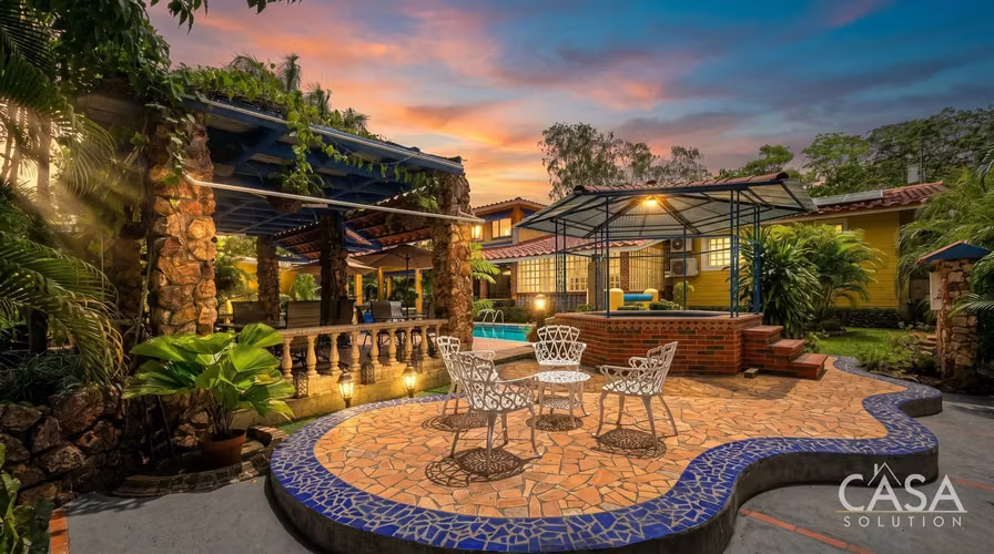 Casa con Piscina y Casa de Huéspedes en Venta en Coronado Golf Club