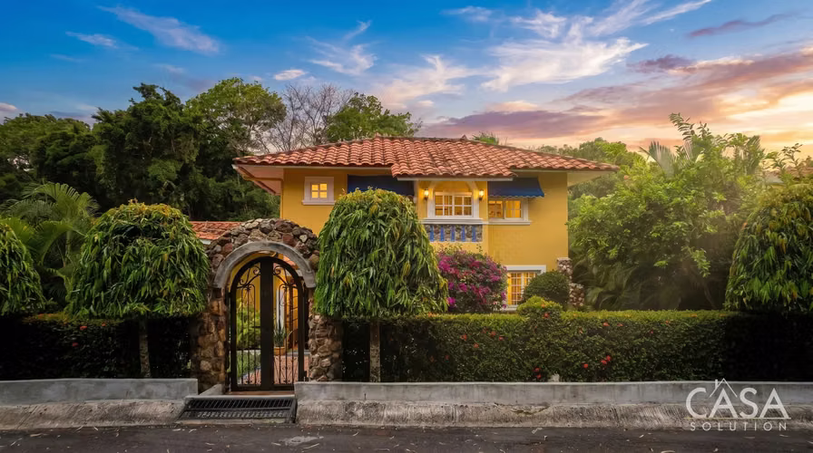 Casa con Piscina y Casa de Huéspedes en Venta en Coronado Golf Club