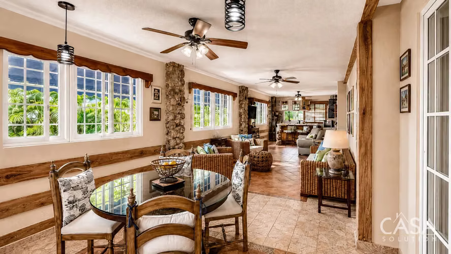 Casa con Piscina y Casa de Huéspedes en Venta en Coronado Golf Club