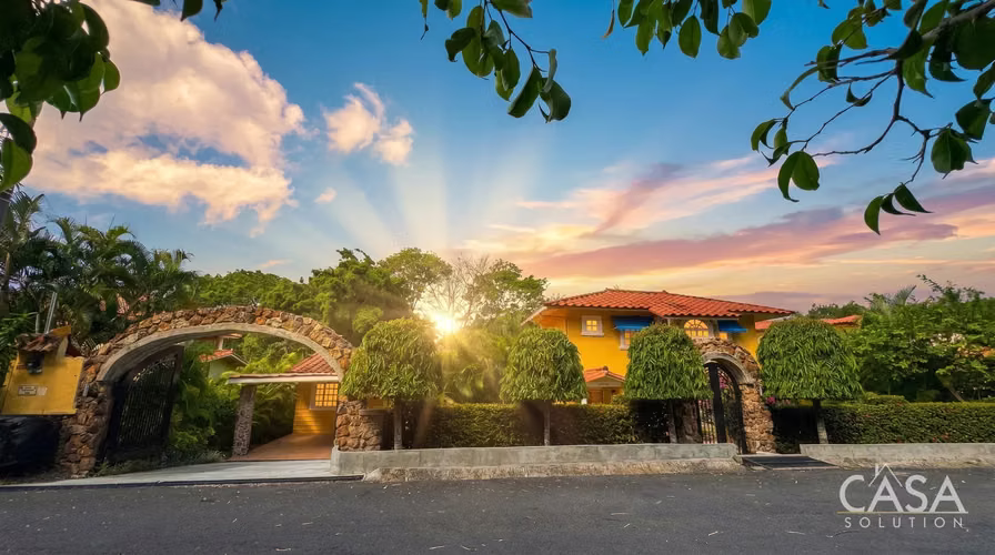 Casa con Piscina y Casa de Huéspedes en Venta en Coronado Golf Club