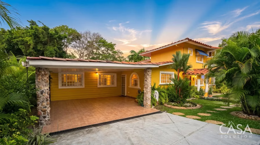 Casa con Piscina y Casa de Huéspedes en Venta en Coronado Golf Club