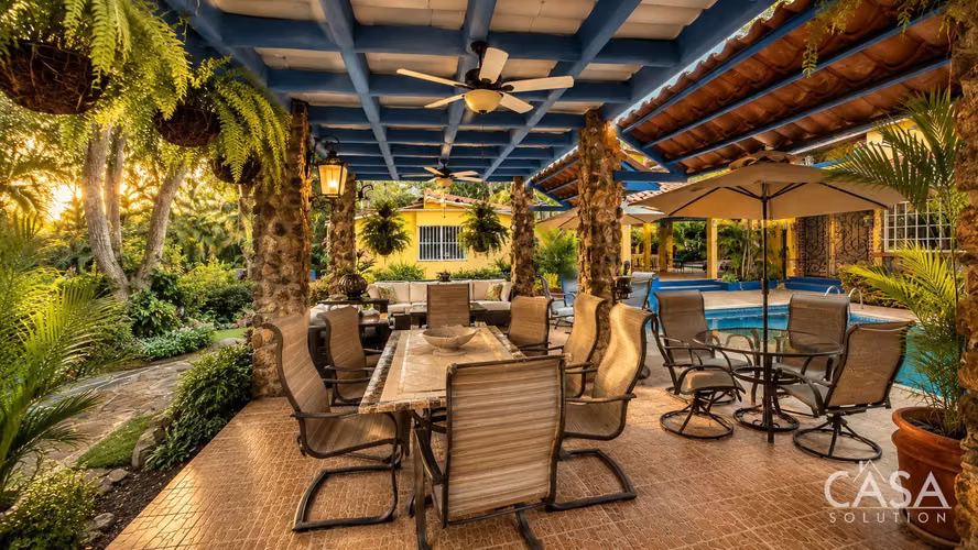 Casa con Piscina y Casa de Huéspedes en Venta en Coronado Golf Club