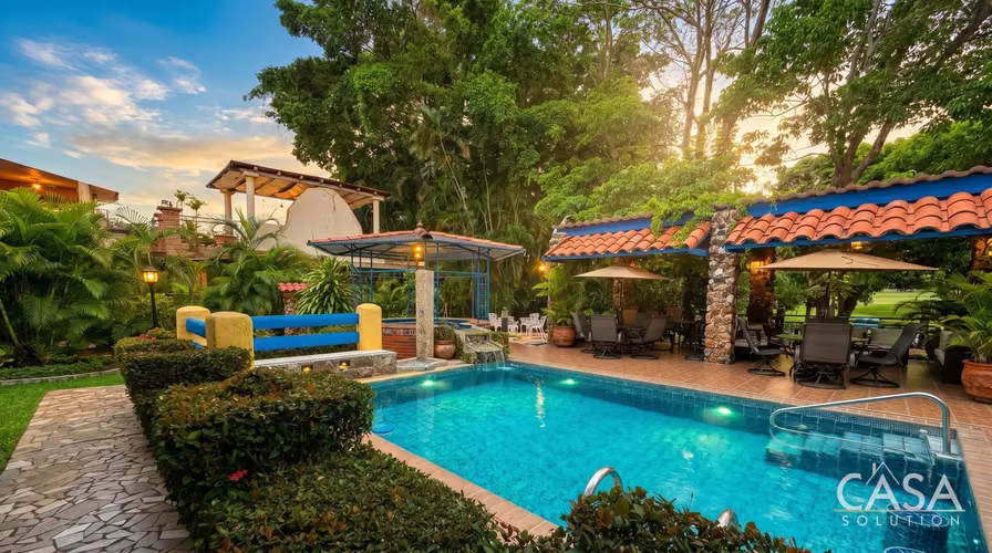 Casa con Piscina y Casa de Huéspedes en Venta en Coronado Golf Club