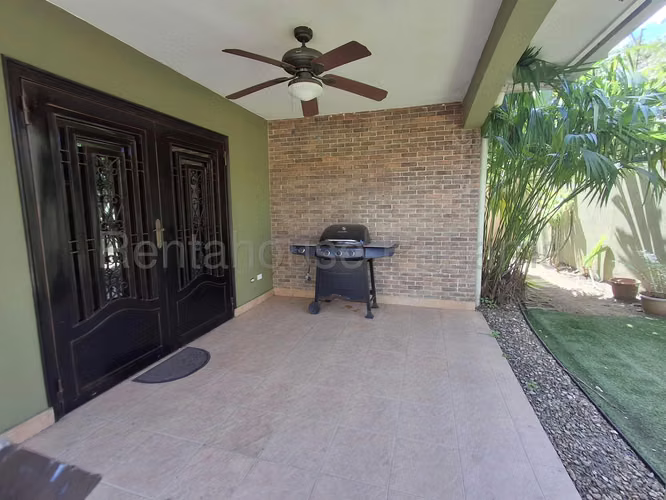 Se Vende Casa en Condado del Rey MDV26-4734