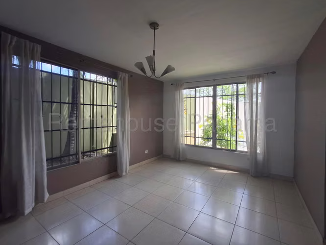 Se Vende Casa en Condado del Rey MDV26-4734