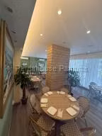Alquiler de Local Comercial con 217m2 en Costa del Este PH Green plaza 26-8382SR