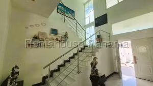 Venta de Casa con 390m2 en Altos de Panama PH Horizontes II 26-6655SR