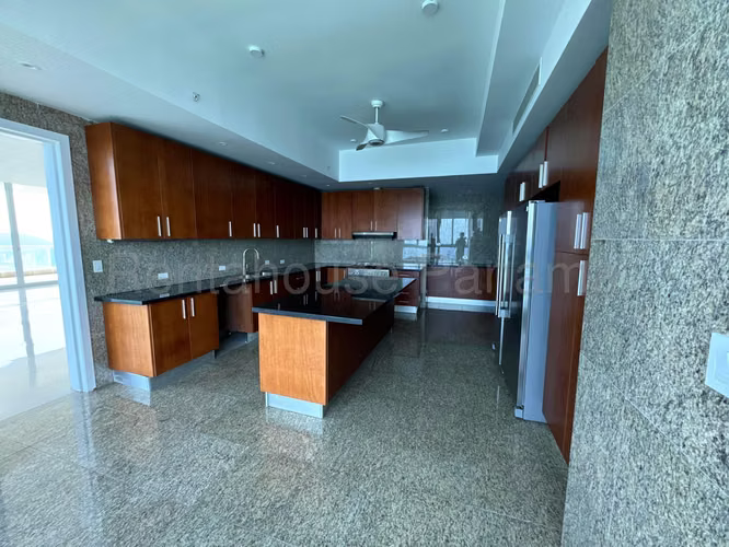 Se Alquila Apartamento en Paitilla LA26-8445