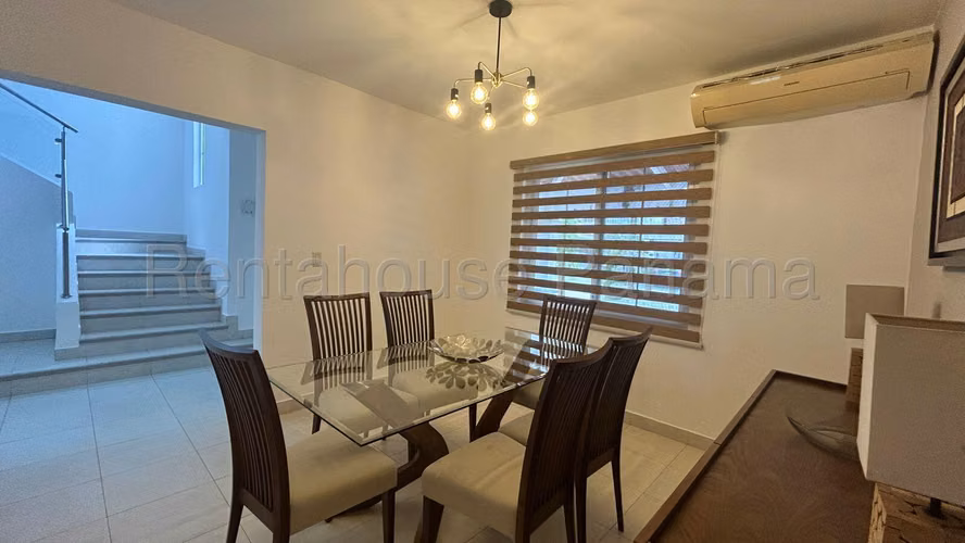 Se Vende Casa en Versalles LA26-8437