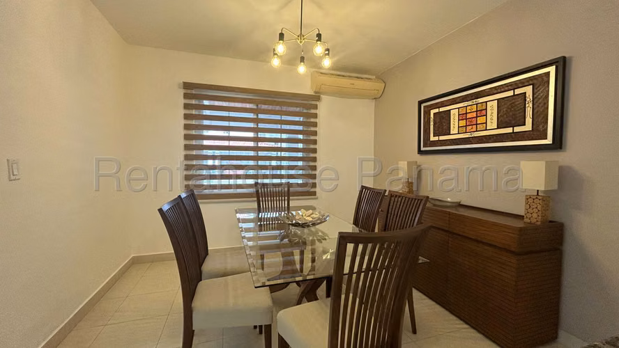 Se Vende Casa en Versalles LA26-8437