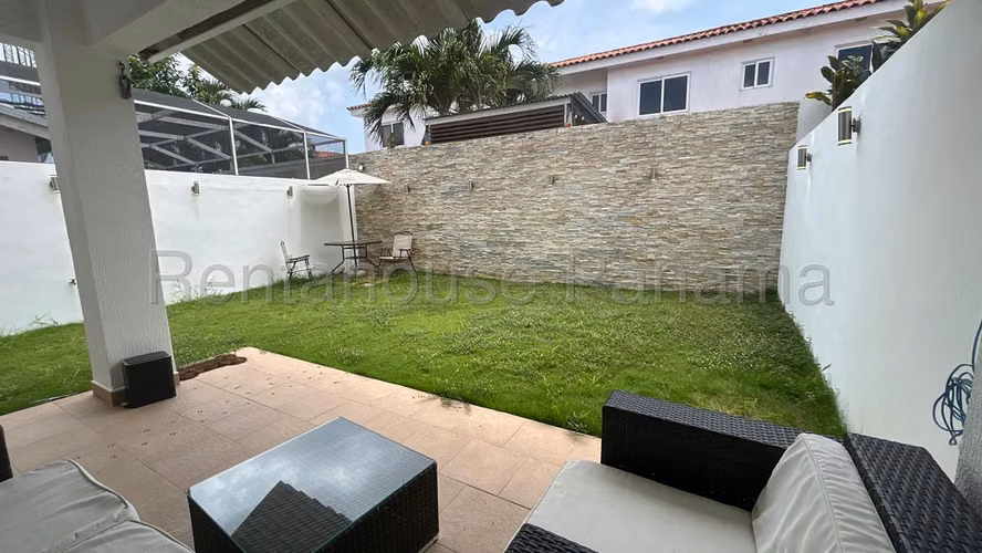 Se Vende Casa en Versalles LA26-8437