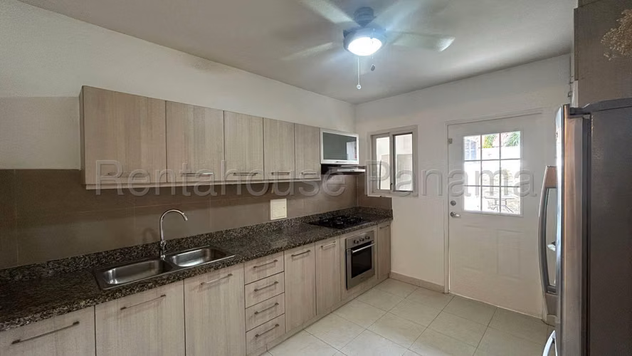 Se Vende Casa en Versalles LA26-8437
