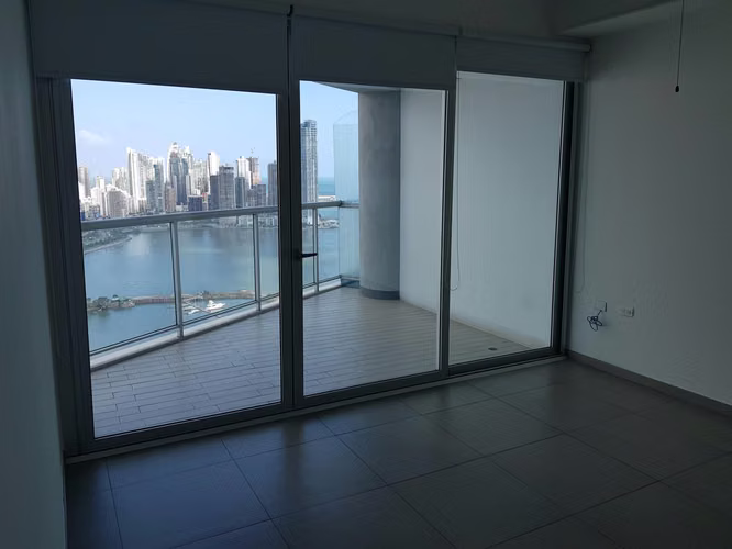 Apartamento en venta Avenida Balboa con vista al mar. EH