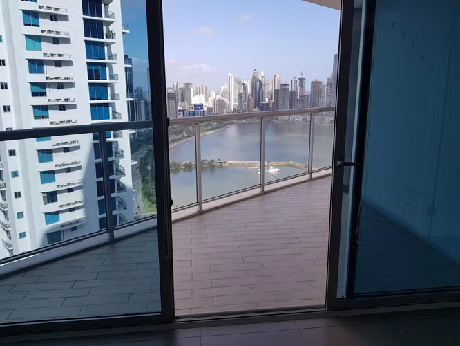 Apartamento en venta Avenida Balboa con vista al mar. EH
