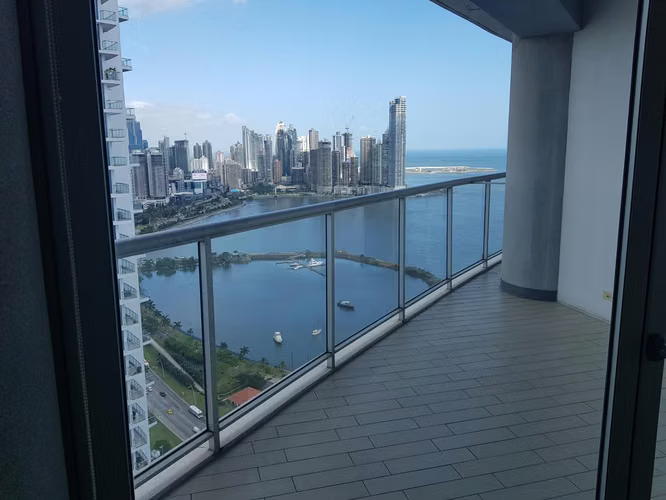 Apartamento en venta Avenida Balboa con vista al mar. EH
