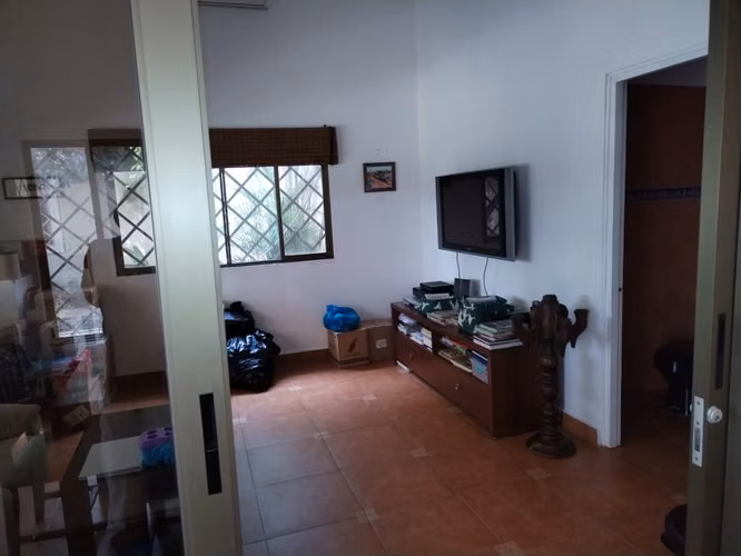 DENTRO DEL CLUB DE GOLF, CON SALIDA A LA CANCHA