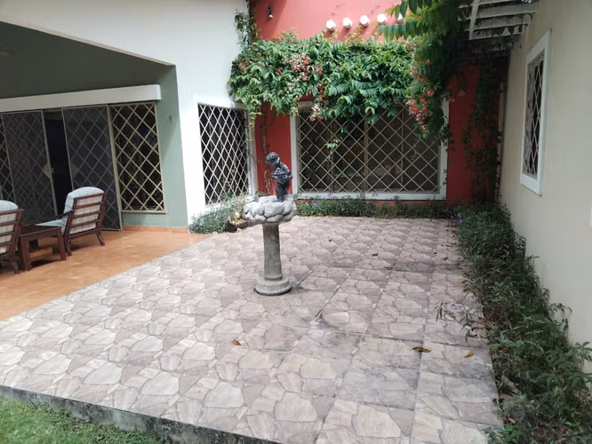 DENTRO DEL CLUB DE GOLF, CON SALIDA A LA CANCHA