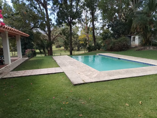 DENTRO DEL CLUB DE GOLF, CON SALIDA A LA CANCHA