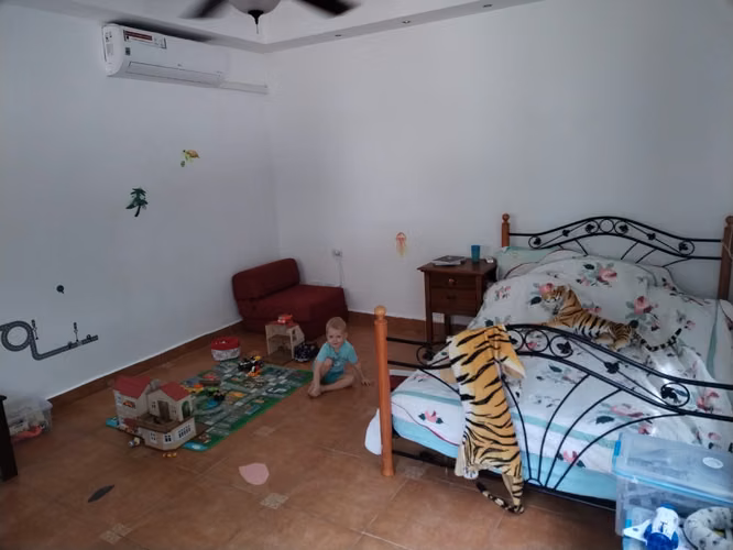 DENTRO DEL CLUB DE GOLF, CON SALIDA A LA CANCHA