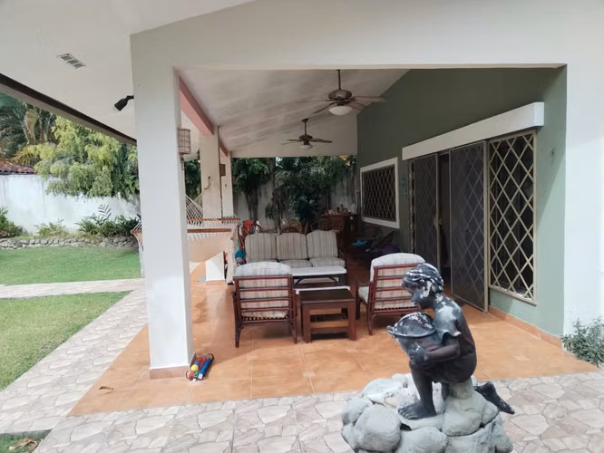 DENTRO DEL CLUB DE GOLF, CON SALIDA A LA CANCHA