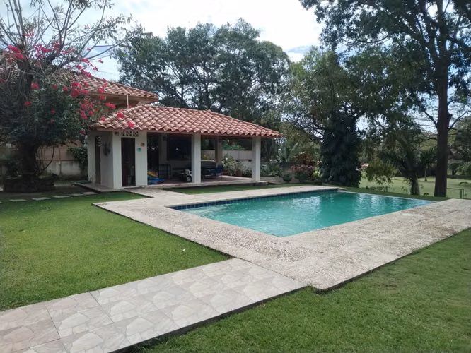 DENTRO DEL CLUB DE GOLF, CON SALIDA A LA CANCHA