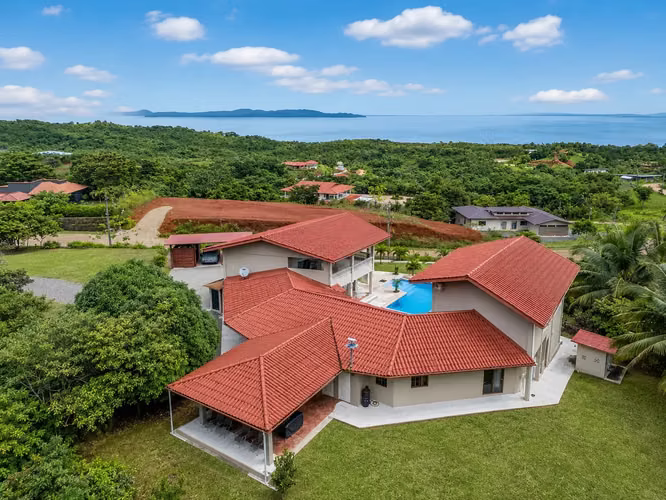 Villa con Vista al Mar, 6 Apartamentos y Piscina Infinita en Venta en Torio