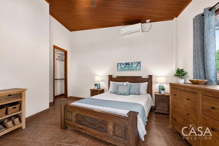 Villa con Vista al Mar, 6 Apartamentos y Piscina Infinita en Venta en Torio