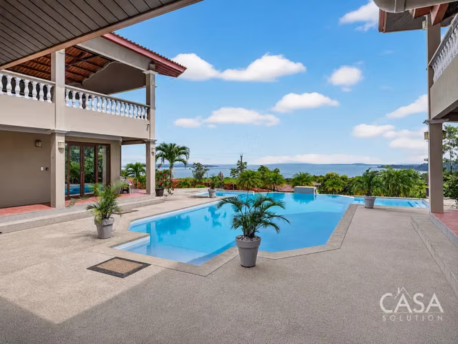 Villa con Vista al Mar, 6 Apartamentos y Piscina Infinita en Venta en Torio