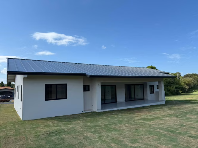 Vendo hermosa casa a estrenar en  Golf View Residences Chitré